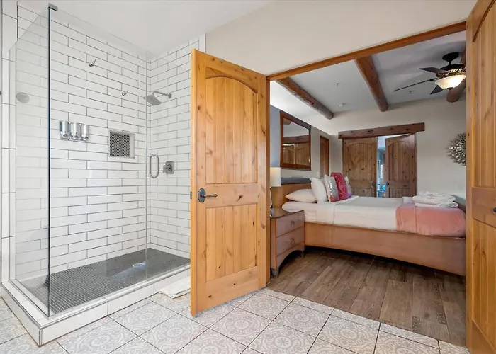 Holiday home Private Hot Tub -3 Bedroom House - Breakfast Included *