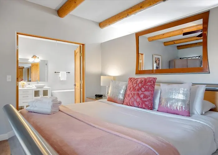 Private Hot Tub -3 Bedroom House - Breakfast Included Holiday home