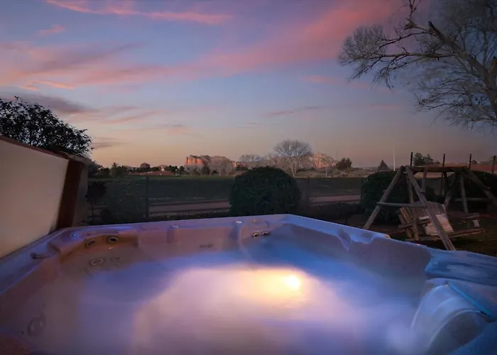 Private Hot Tub -3 Bedroom House - Breakfast Included Holiday home