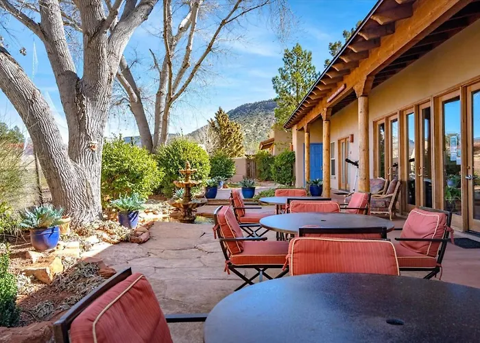 Private Hot Tub -3 Bedroom House - Breakfast Included *