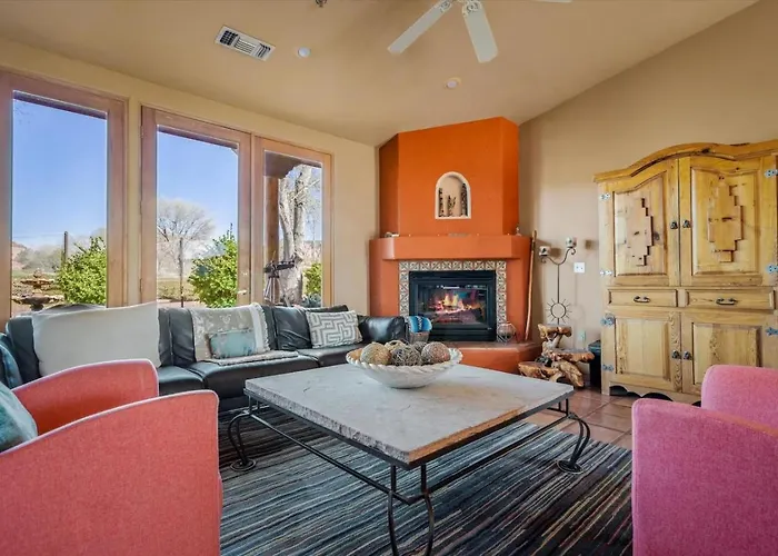 Private Hot Tub -3 Bedroom House - Breakfast Included